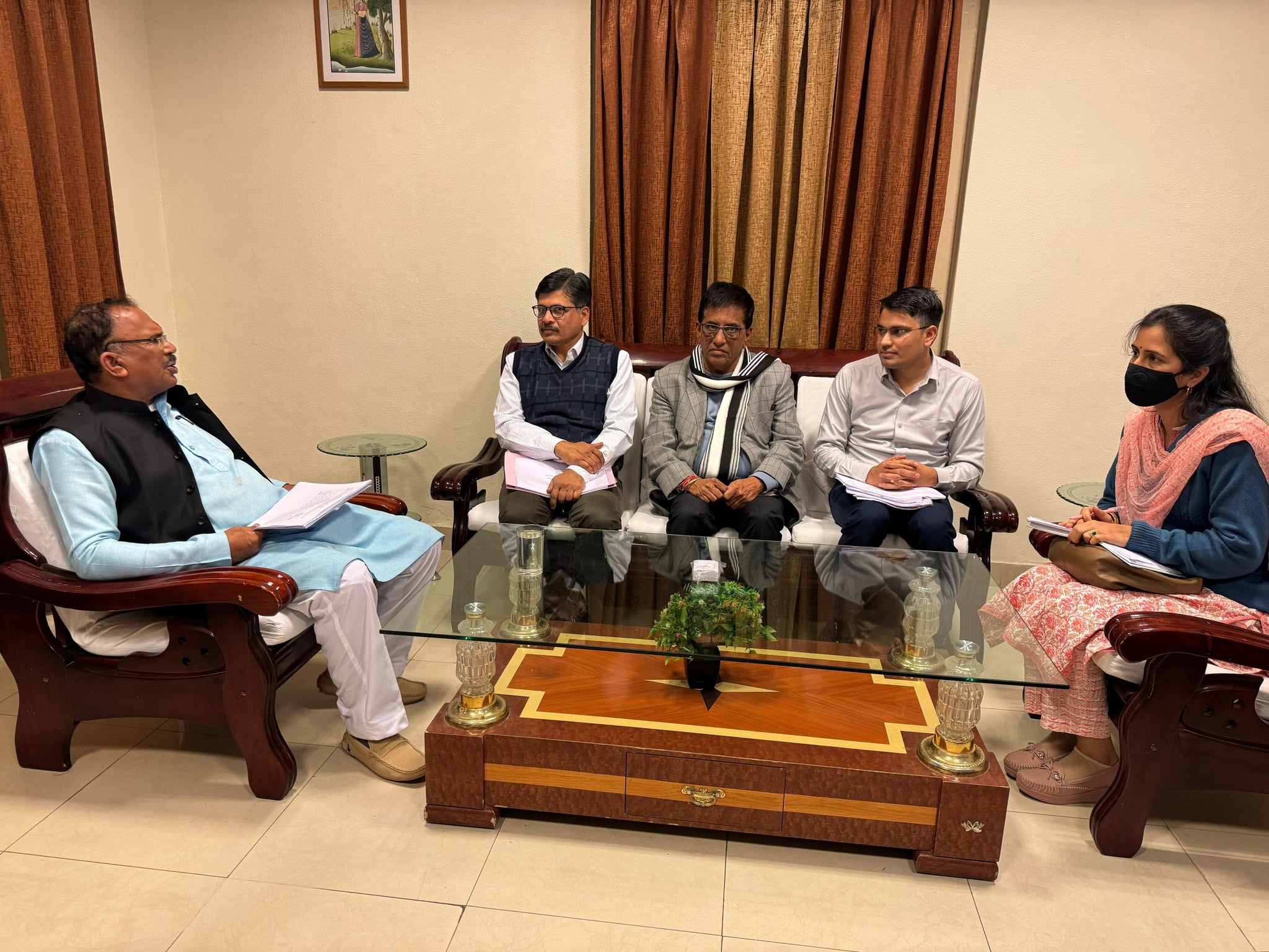 वासुदेव देवनानी ने अफसरों को चेतावनी दी, विकास कार्यों में लापरवाही बर्दाश्त नहीं होगी, सीवरेज और स्मार्ट सिटी के घटिया निर्माणों की होगी जांच