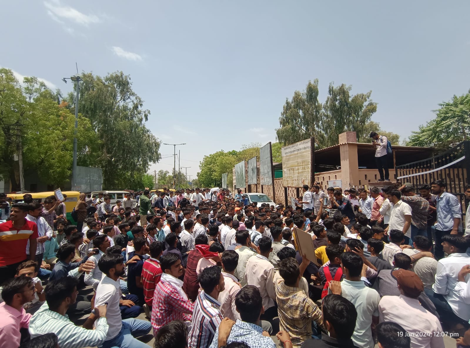 अजमेर में बेरोजगार युवाओं का प्रदर्शन: महिला आरक्षण के खिलाफ ज्ञापन सौंपा