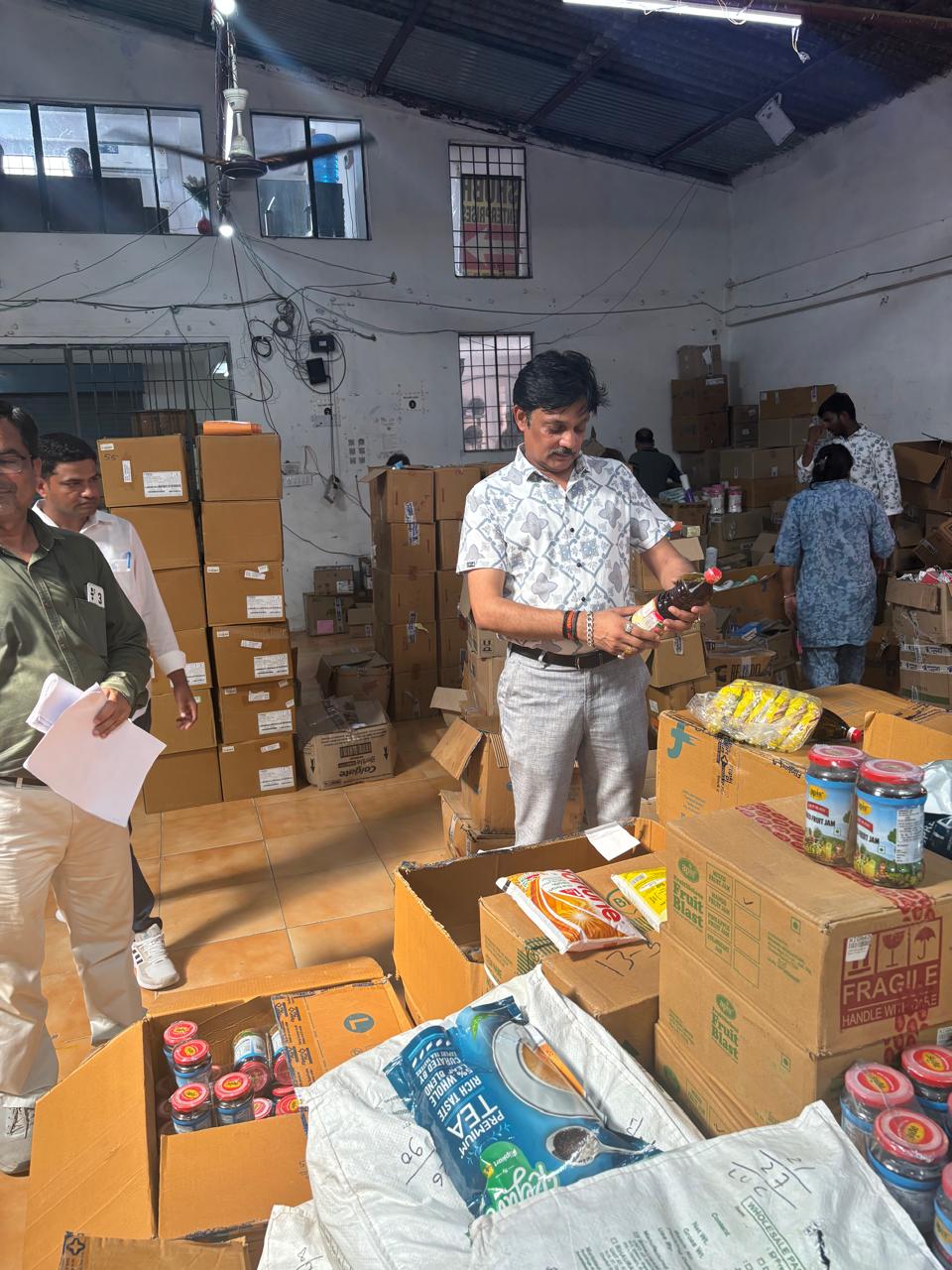 मिलावट के खिलाफ अभियान: आगरा रोड पर कार्रवाई में मिली खामियां, सैंपल लिए गए