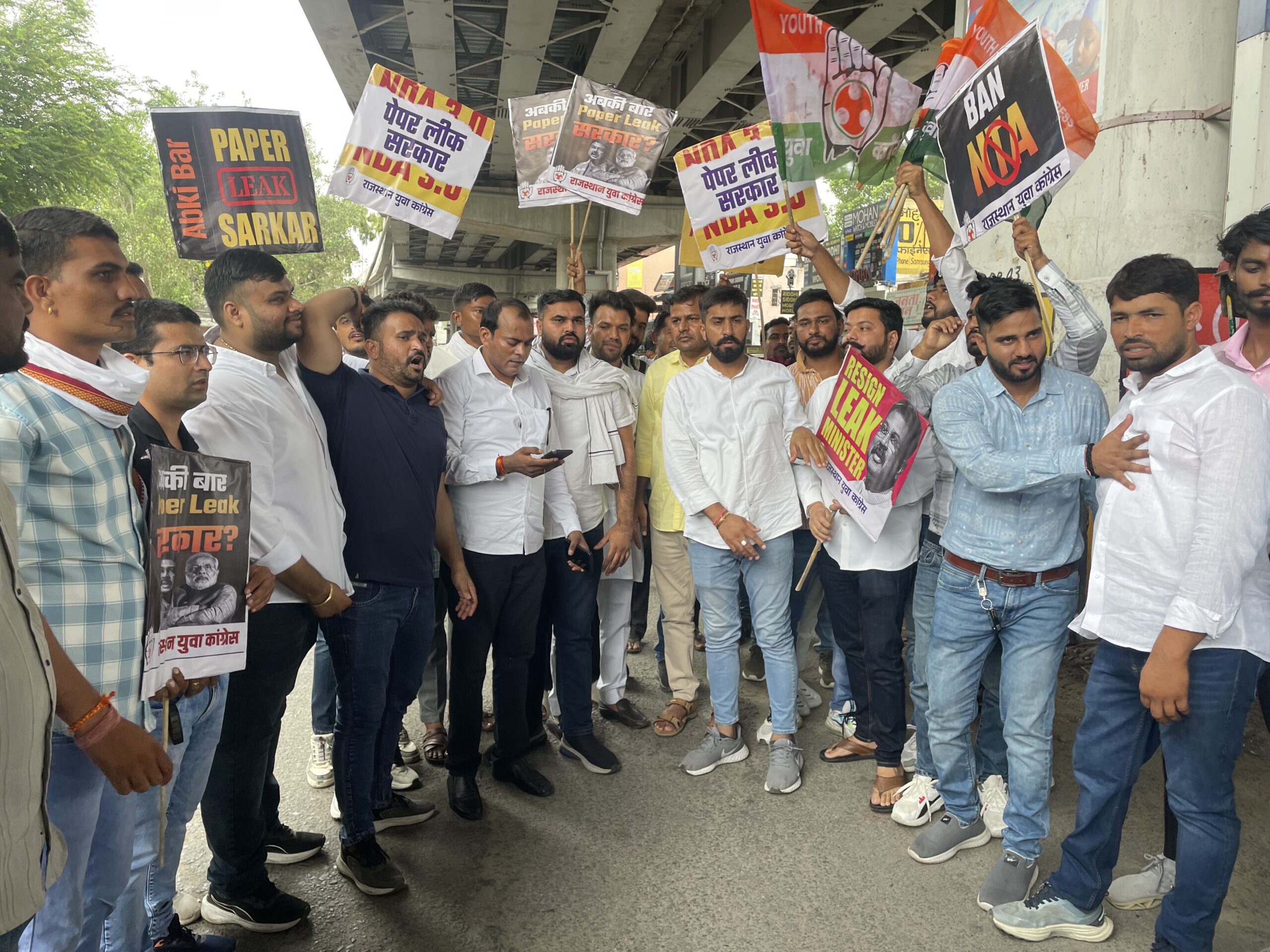 नीट पेपर रद्द करने की मांग पर यूथ कांग्रेस का रेल रोको आंदोलन, अजमेर में पुलिस से धक्का-मुक्की