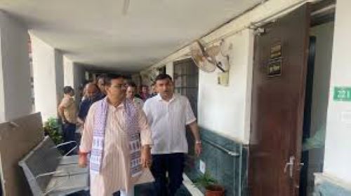 सचिवालय में मुख्यमंत्री का औचक निरीक्षण