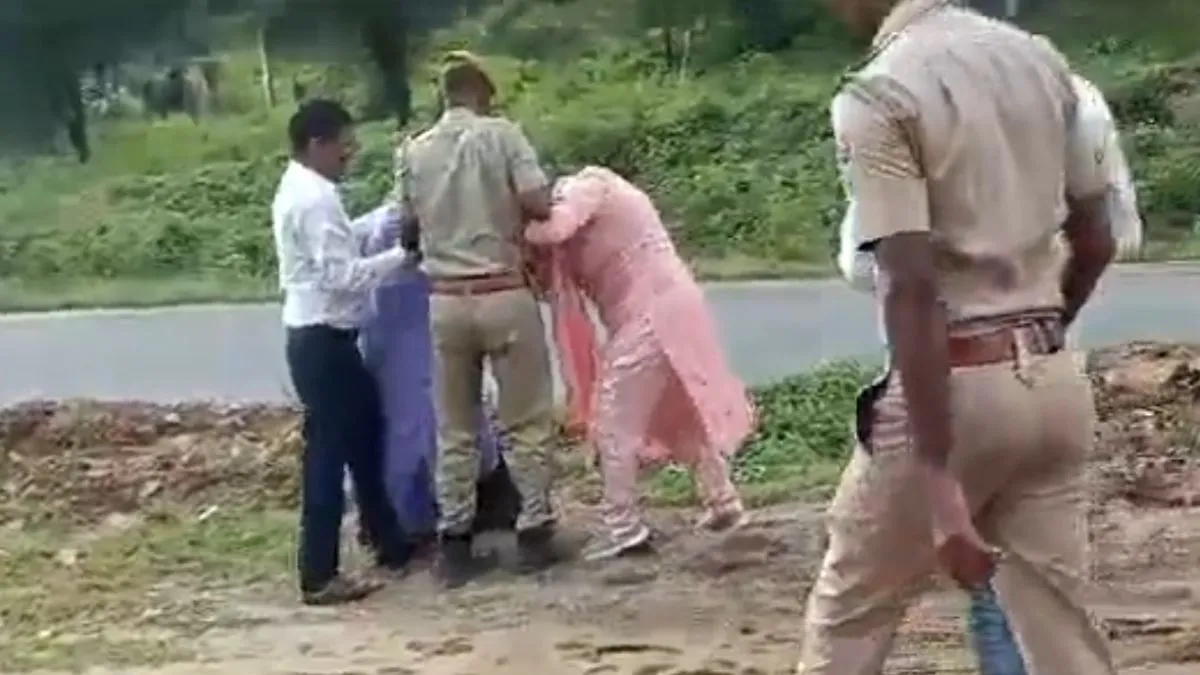 गंगापुरसिटी में अतिक्रमण हटाने पहुंची महिला ने एसडीएम के बाल खींचे