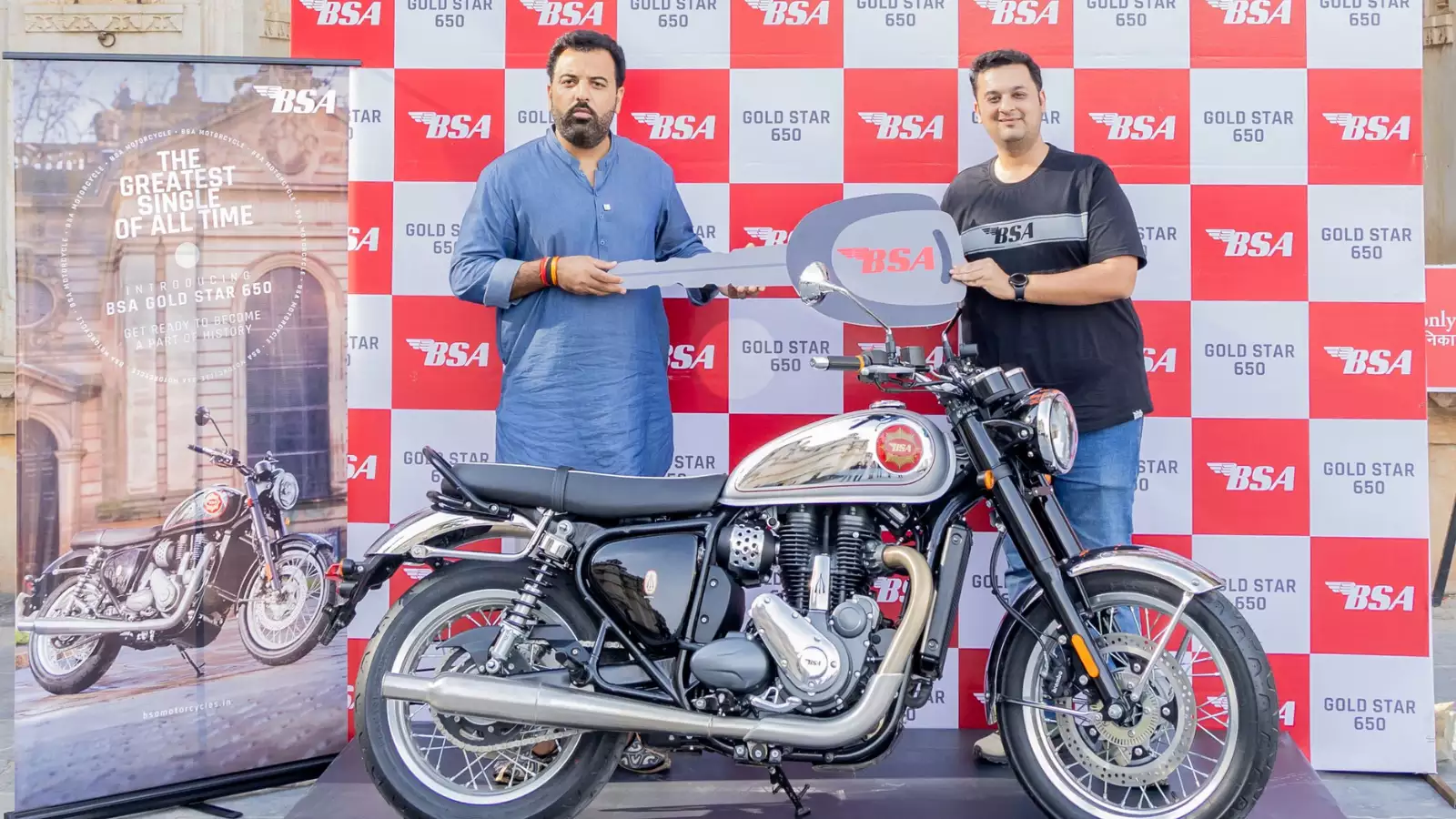 राजस्थान की पहली BSA Gold Star 650 प्रिंस लक्ष्यराज सिंह को मिली