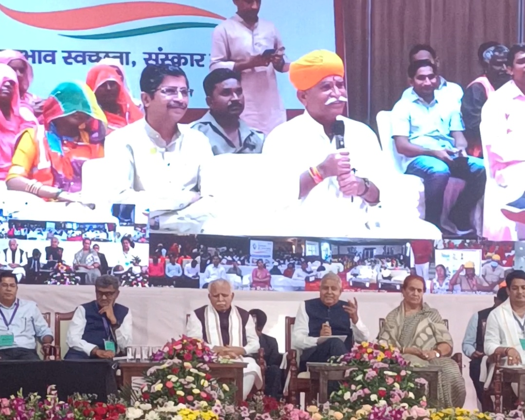 उपराष्ट्रपति ने सफाई मित्र की बेटी को दिया दिल्ली का न्योता