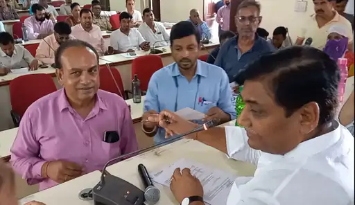 गोविंद सिंह डोटासरा ने नगर पालिका के जेईएन को लगाई फटकार