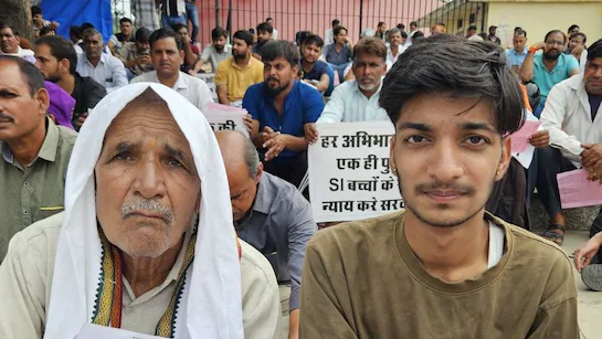 SI भर्ती 2021 रद्द नहीं करने की मांग पर तेज बवाल, परिजन उतरे सड़कों पर