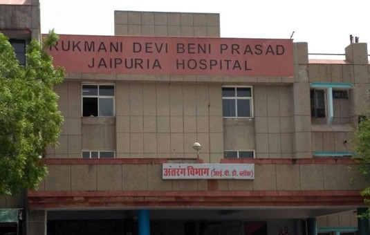 जयपुरिया अस्पताल में ड्राइवर लगा रहा मरीजों को इंजेक्शन