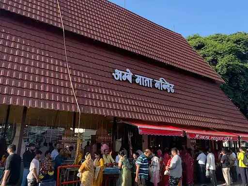 बजरंगगढ़ अंबे माता मंदिर में नवरात्र की महाआरती, उमड़ा भक्तों का सैलाब