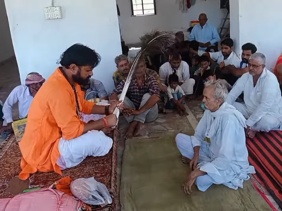 सरकारी टीचर बना झाड़-फूंक बाबा: पथरी के इलाज का दावा