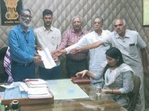 ग्रामीणों ने डेयरी के दूध टैंकरों की आवाजाही रोकी: 7 सूत्रीय मांग-पत्र सौंपा