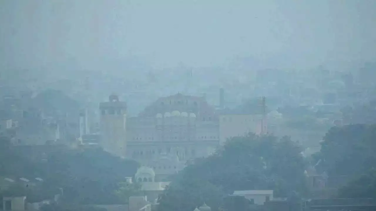 दिल्ली में बढ़ा प्रदूषण, राजस्थान की फैक्ट्री पर गिरी गाज