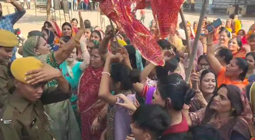 जहाजपुर में तनावपूर्ण माहौल: महिलाओं का प्रदर्शन और अनिश्चितकालीन बंद