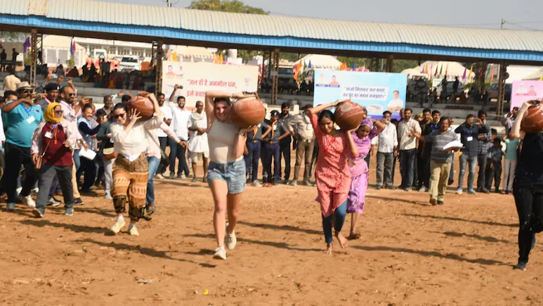अंतरराष्ट्रीय स्तर पर प्रसिद्ध पुष्कर मेले में महिलाओं की कुर्सी दौड़ का मजा