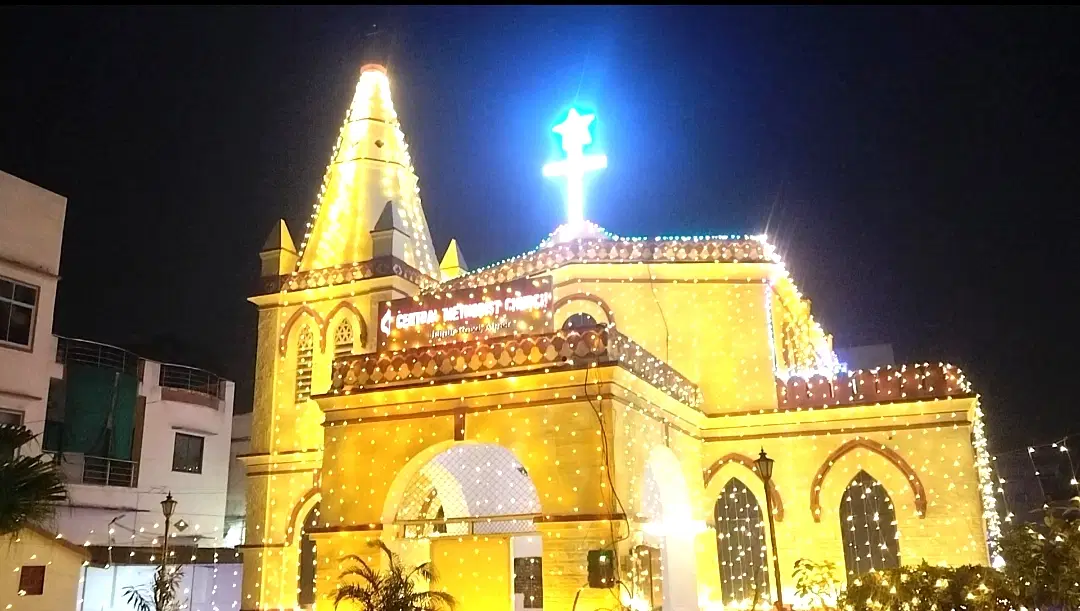 क्रिसमस की रोशनी से सजे अजमेर के चर्च, गीतों और उत्साह के साथ जश्न