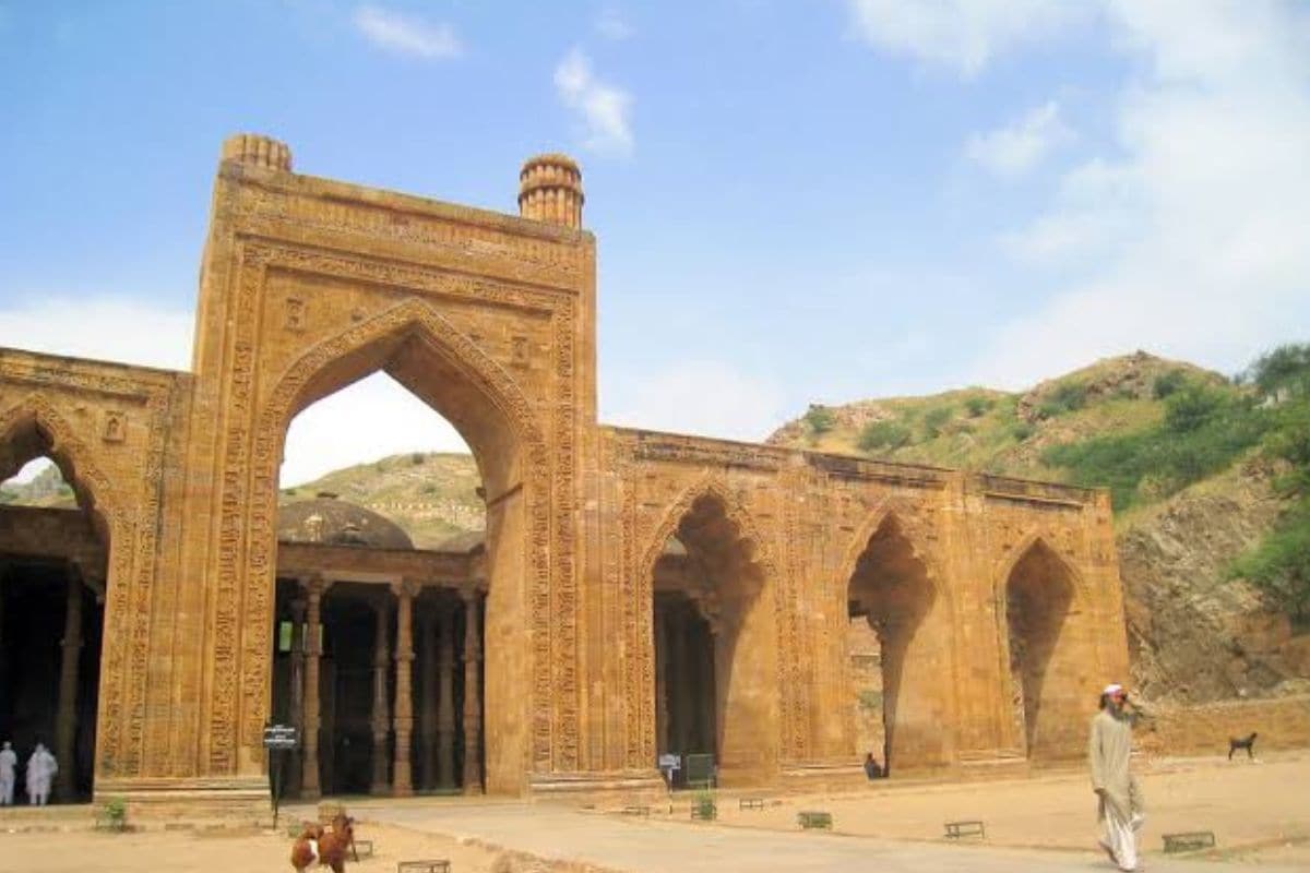 अढ़ाई दिन का झोपड़ा: मंदिर और संस्कृत कॉलेज के दावे पर सियासत गरमाई