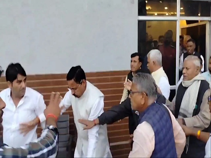 दौसा में भाजपा की बैठक में हंगामा: गाली-गलौज और मारपीट