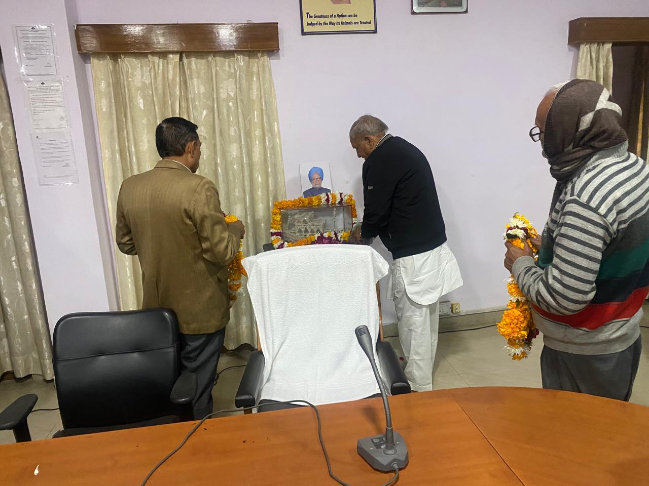 डॉ. मनमोहन सिंह को अजमेर डेयरी सरस परिवार ने दी भावपूर्ण श्रद्धांजलि