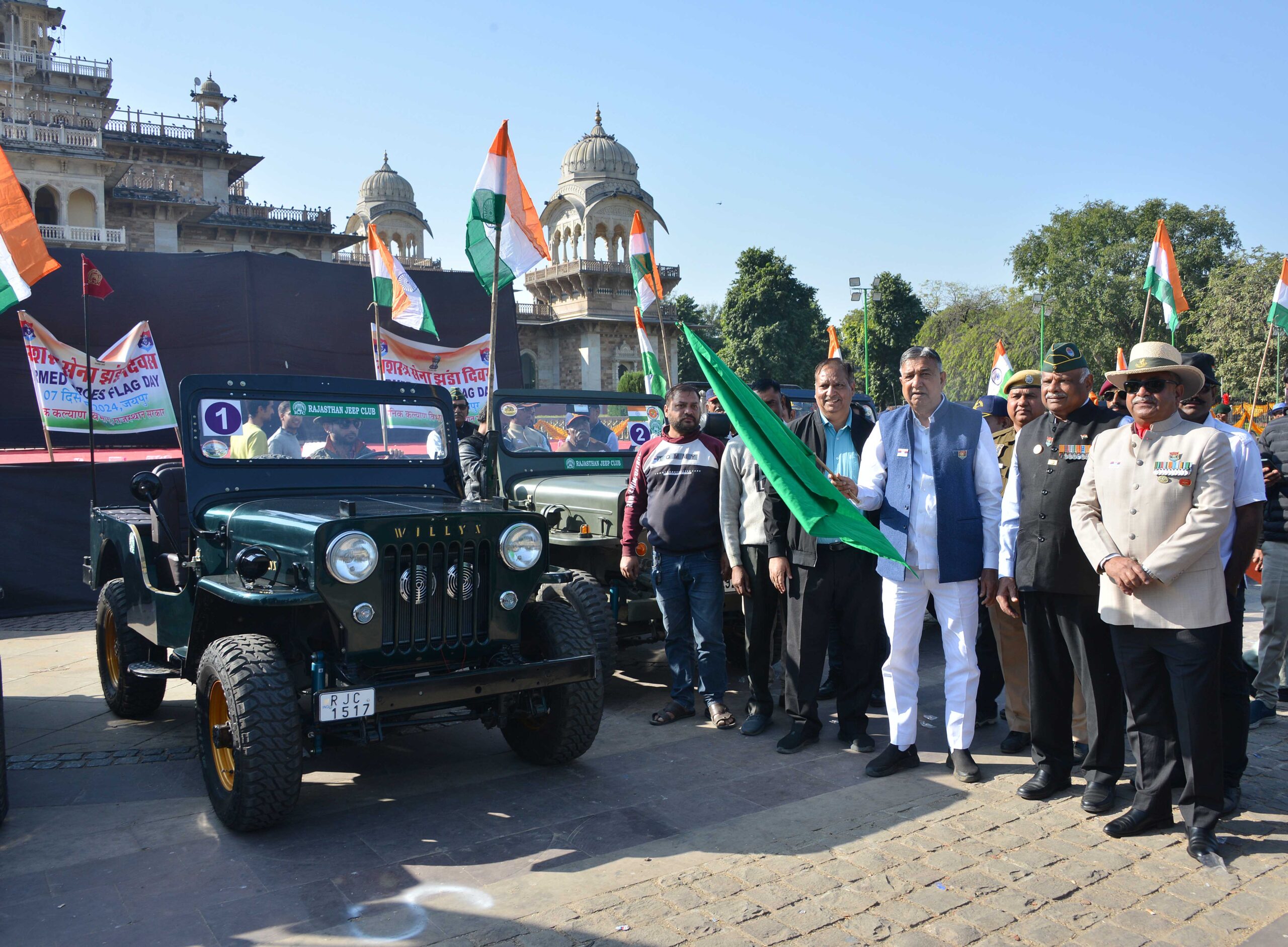 सशस्त्र सेना झंडा दिवस 2024 पर विंटेज जीप रैली का आयोजन