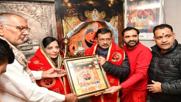 सालासर बालाजी धाम में अरविंद केजरीवाल: मोदी के नारों के बीच किए दर्शन