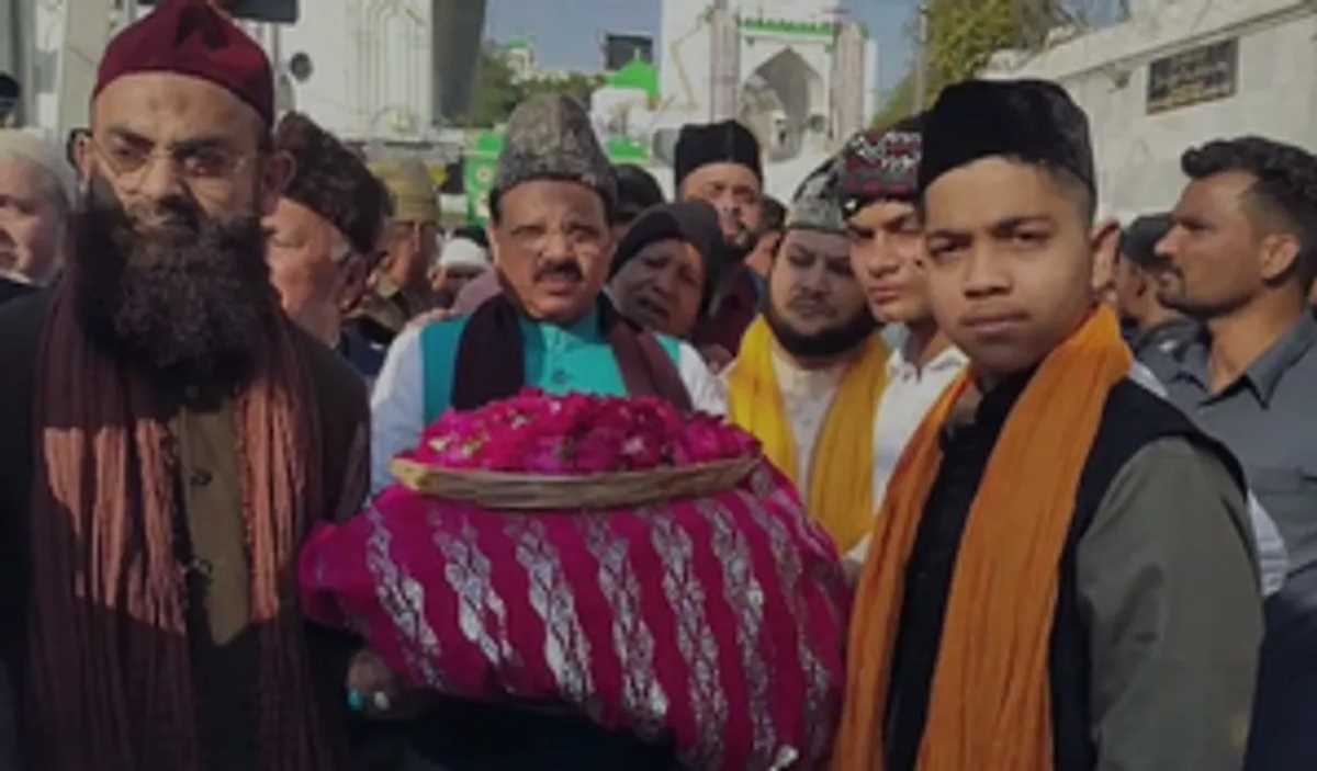 अजमेर दरगाह में रक्षा मंत्री की चादर पेश: अमन-चैन और खुशहाली के लिए मांगी दुआ