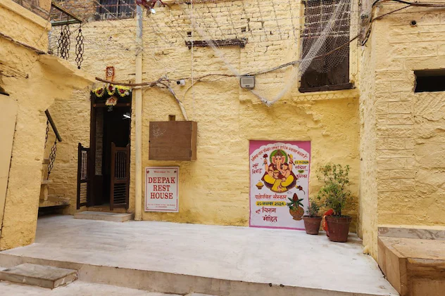 जैसलमेर की अनोखी परंपरा: दीवारों पर छपते हैं शादी के निमंत्रण कार्ड