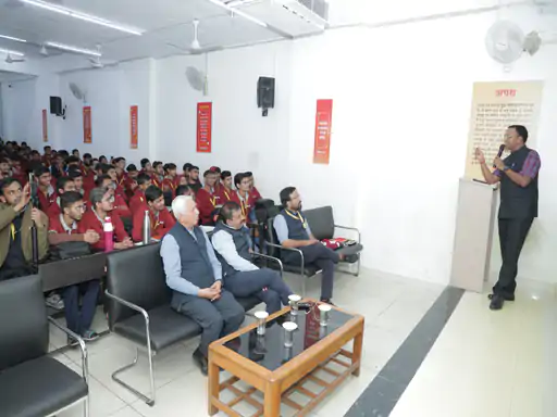 कोटा में जिला कलेक्टर ने विद्यार्थियों को मोटिवेट किया