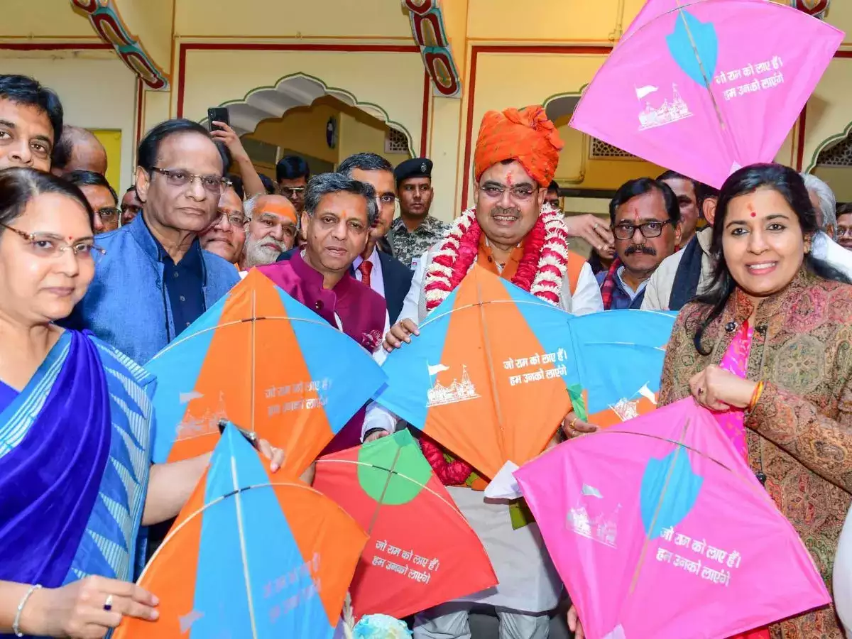 मकर संक्रांति : पतंगों से भरा आसमान और सितारों की शिरकत