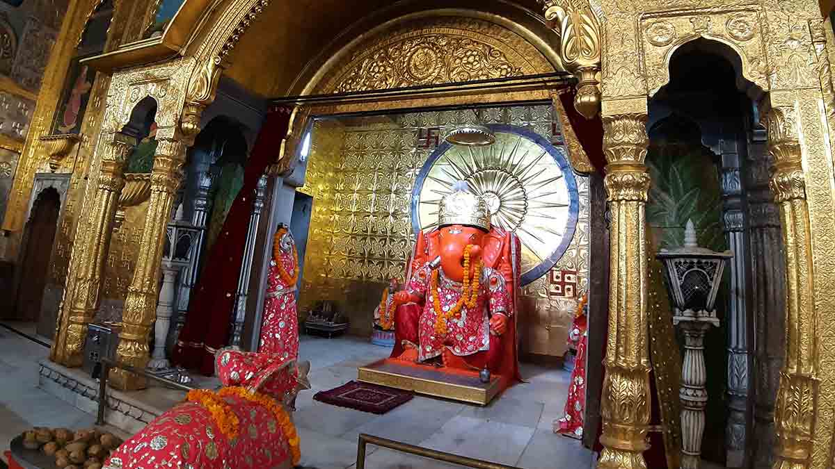 नए साल पर गणेश मंदिरों में श्रद्धालुओं की रेकॉर्ड भीड़