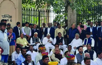 गहलोत और पायलट कांग्रेस धरने में साथ दिखे