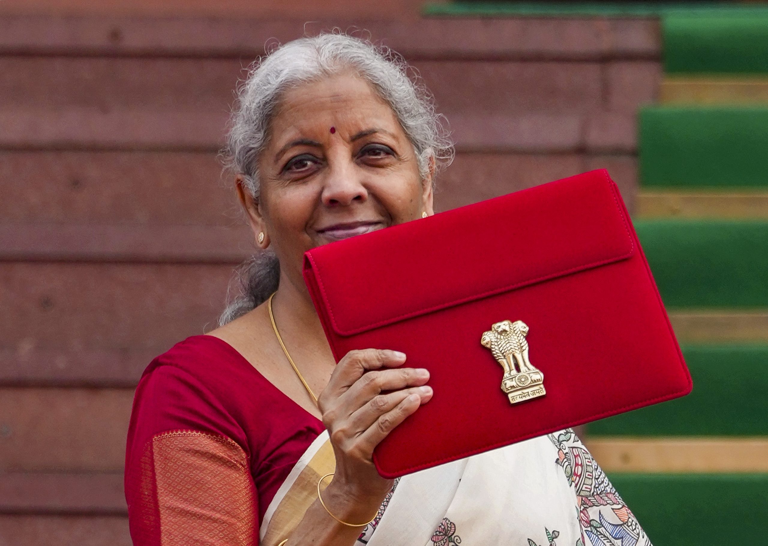 मध्यम वर्ग के लिए बजट 2025: 12 लाख तक की आय पर टैक्स में छूट