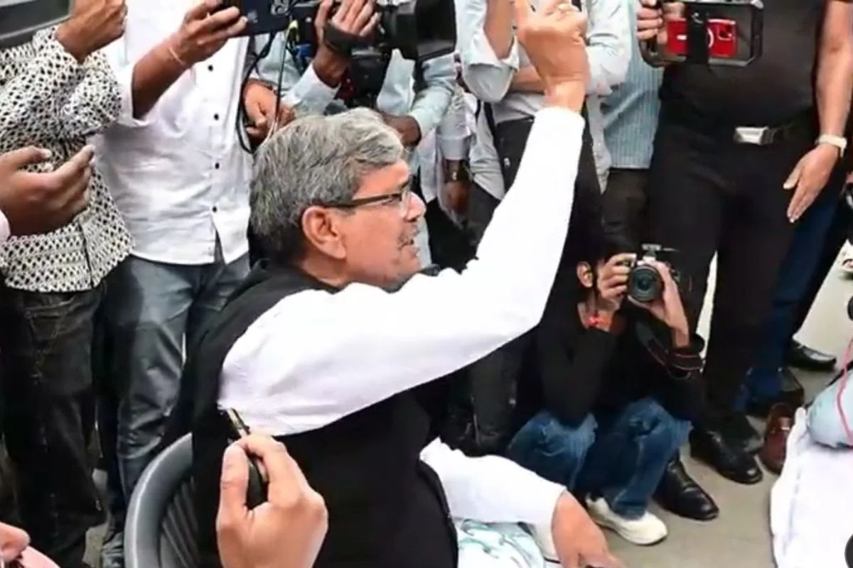 विधानसभा के बाहर कांग्रेस के डमी सदन में घनश्याम मेहर बने अध्यक्ष