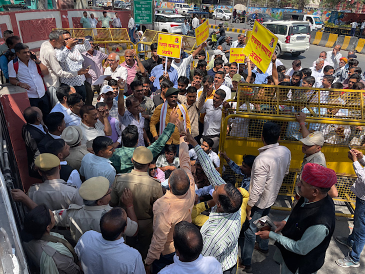 अजमेर में सस्पेंड जेईएन के समर्थन में राजपूत समाज