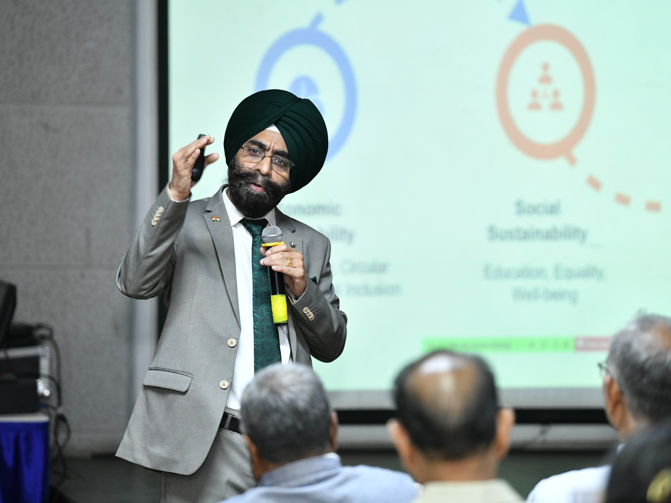 सरकारी स्कूलों के विद्यार्थियों को यूनिफॉर्म और स्कूल बैग के लिए सहायता