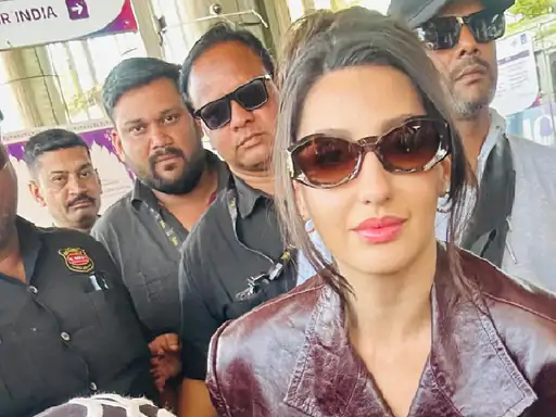 IIFA : सितारे लौटे मुंबई, शाहरुख ने दी फ्लाइंग किस