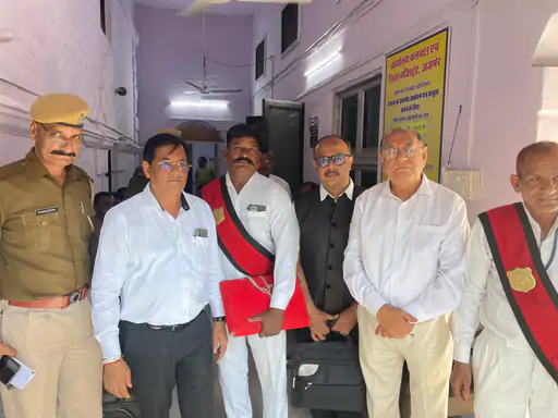 कोर्ट के आदेश पर एडीएम कार्यालय की कुर्की रोकने की कोशिश