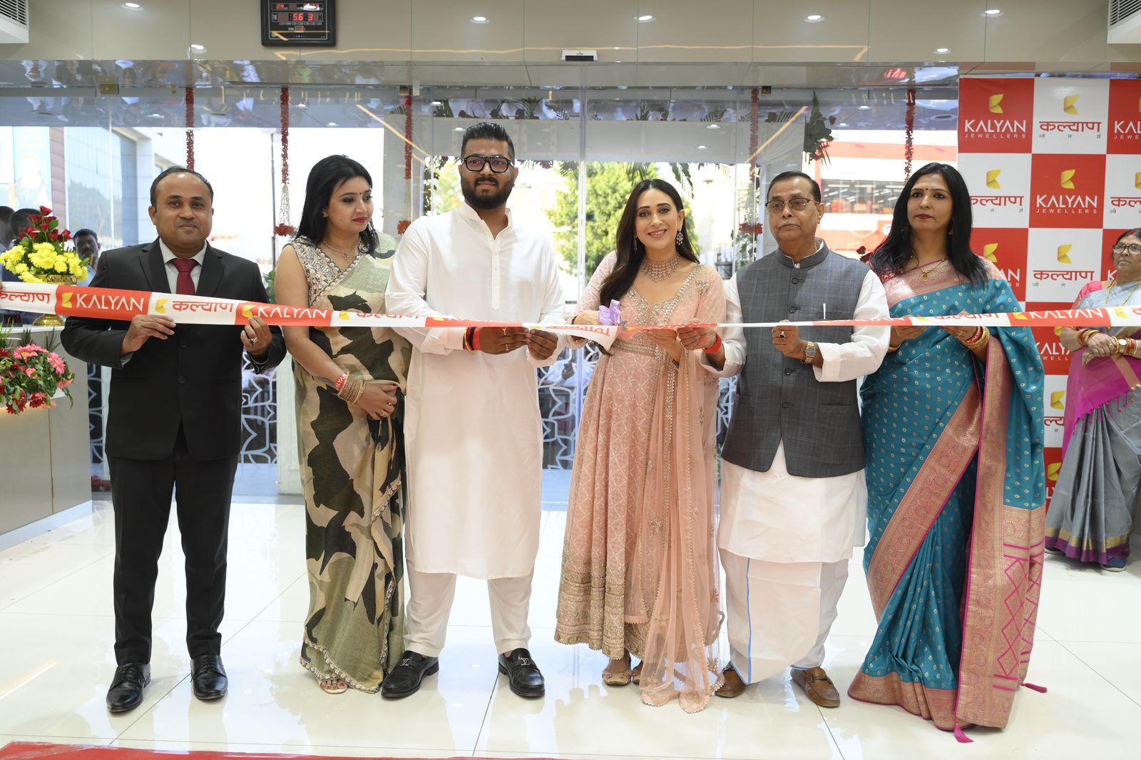 करिश्मा कपूर ने अजमेर में किया कल्याण ज्वैलर्स के नए शोरूम का उद्घाटन