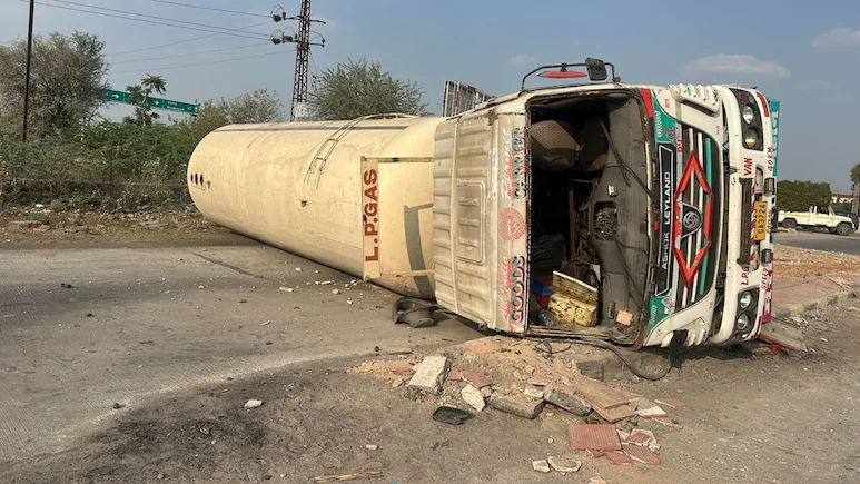 अजमेर में हनुमानगढ़ मेगा हाईवे पर एलपीजी टैंकर पलटा