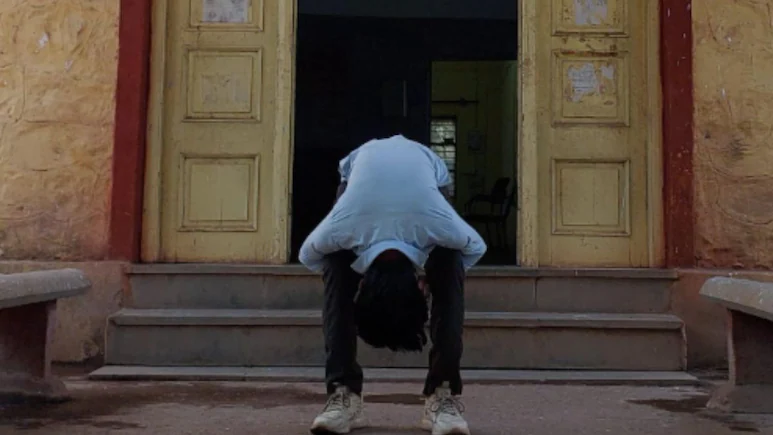 परीक्षा से वंचित छात्र ने शिक्षा अधिकारी कार्यालय पर बना मुर्गा