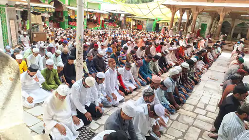 सुरक्षा के बीच अजमेर दरगाह में रमज़ान के दूसरे जुम्मे और होली का संगम