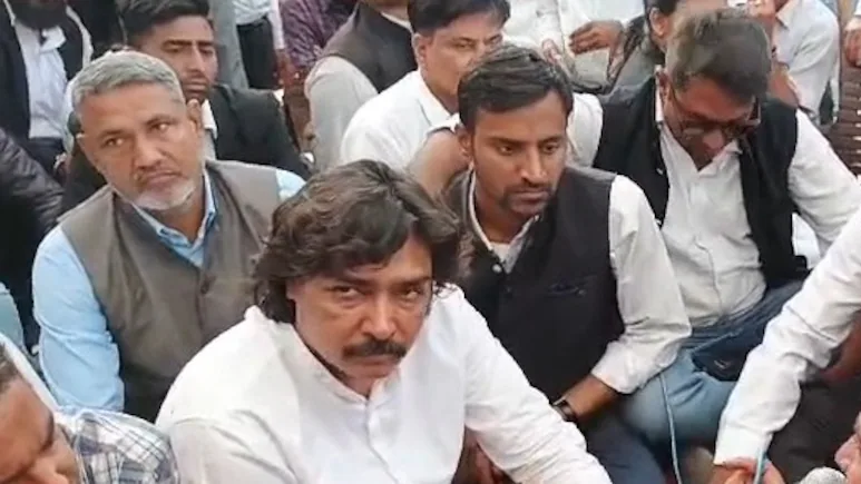 स्टेट हाईवे और रेलवे ट्रैक जाम करने की चेतावनी क बाद  झुकी सरकार