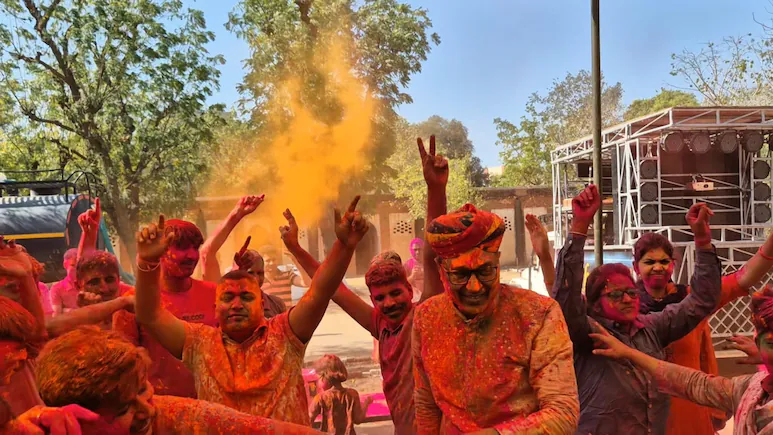 होली के रंग में रंगे राजस्थान पुलिसकर्मी, ड्यूटी के दबाव से मिली राहत