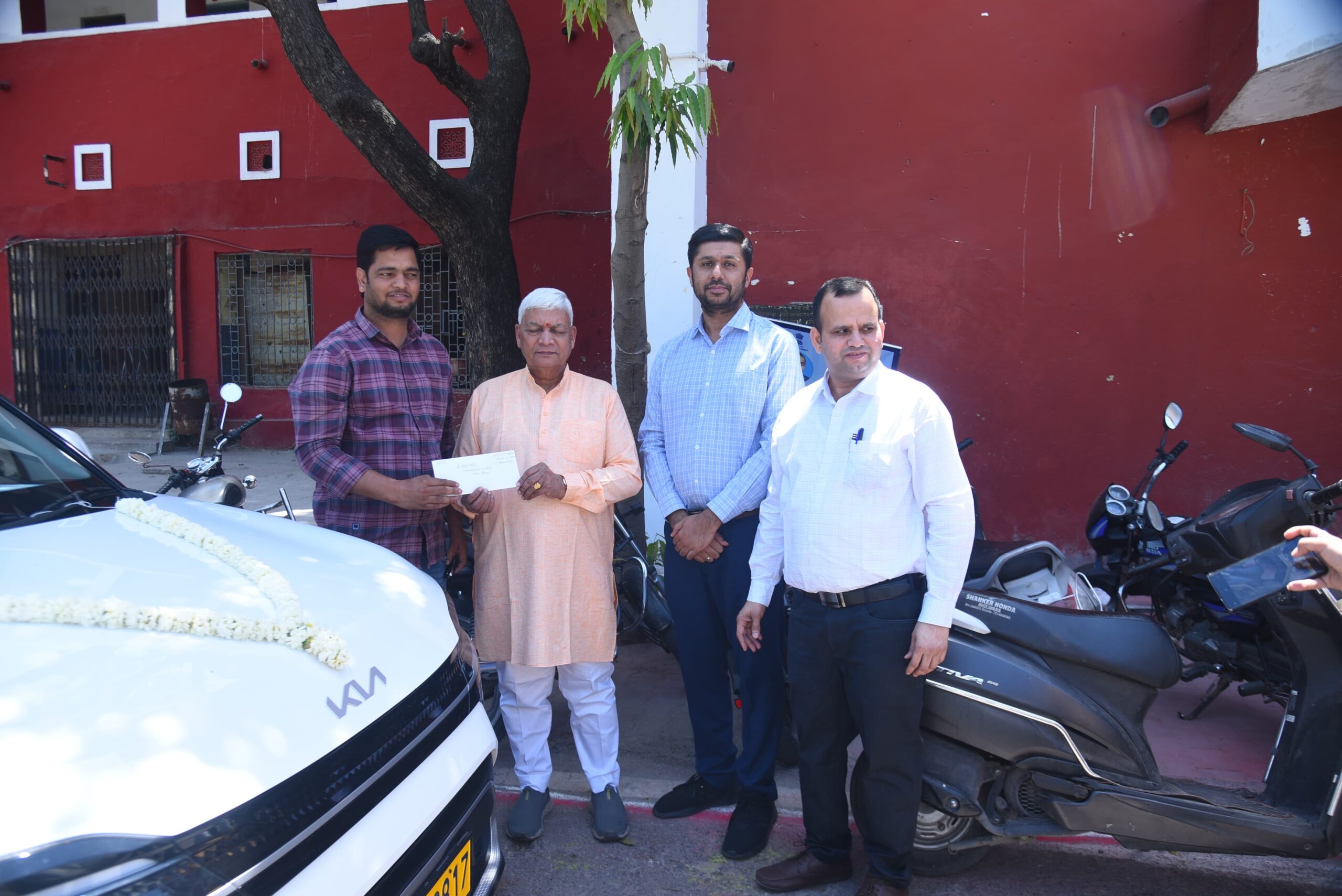 भीलवाड़ा में निवेश उत्सव: सांसद ने निवेशकों को सौंपे सब्सिडी के चेक