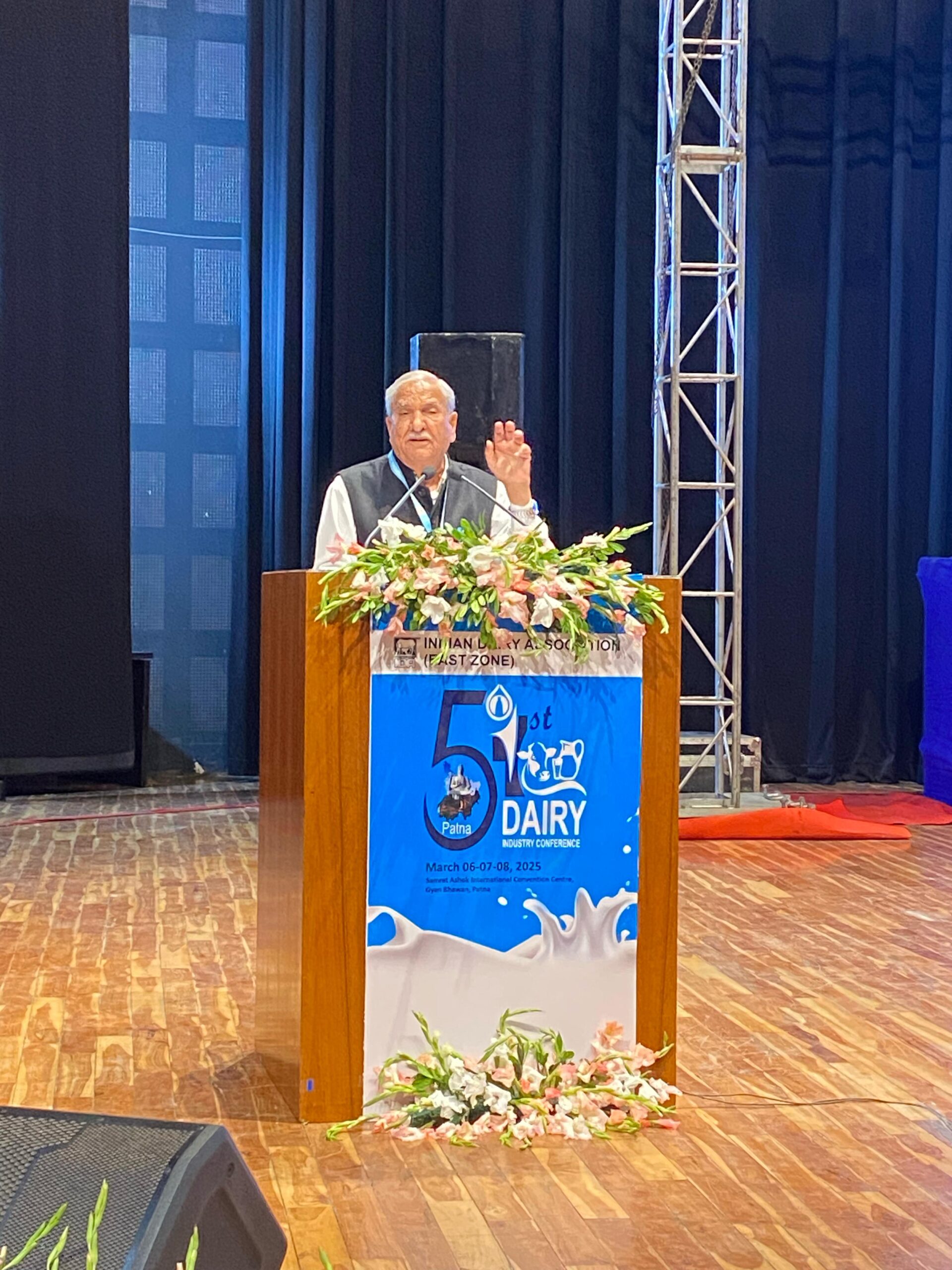 डेयरी व्यवसाय को कृषि में शामिल करने की मांग ताकि किसानों को मिले  लाभ