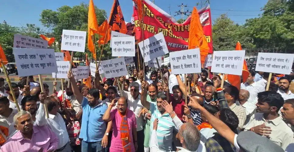 अजमेर में विश्व हिंदू परिषद का प्रदर्शन, सपा सांसद की टिप्पणी पर विरोध