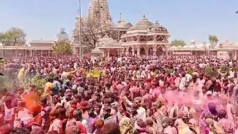 सांवलिया सेठ मंदिर में हजारों भक्तों ने भगवान संग खेली रंगों की होली