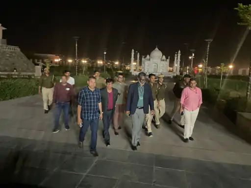 सुप्रीम कोर्ट के आदेश से सेवन वंडर्स पर चला बुलडोजर