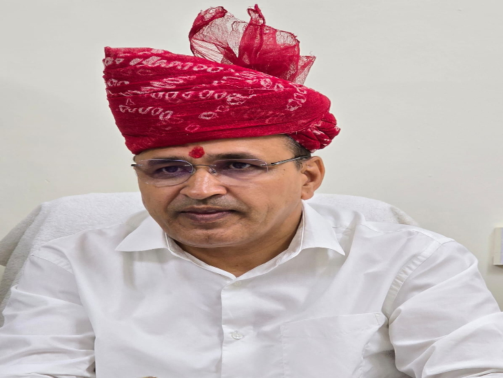 बाड़मेर में सांसद उम्मेदाराम बेनीवाल की कलेक्टर टीना डाबी सहित अफसरों को कड़ी फटकार