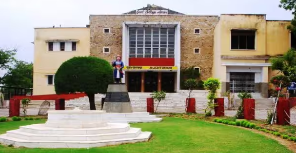 SPCGCA कॉलेज में छत का प्लास्टर गिरा, ABVP ने जताया विरोध