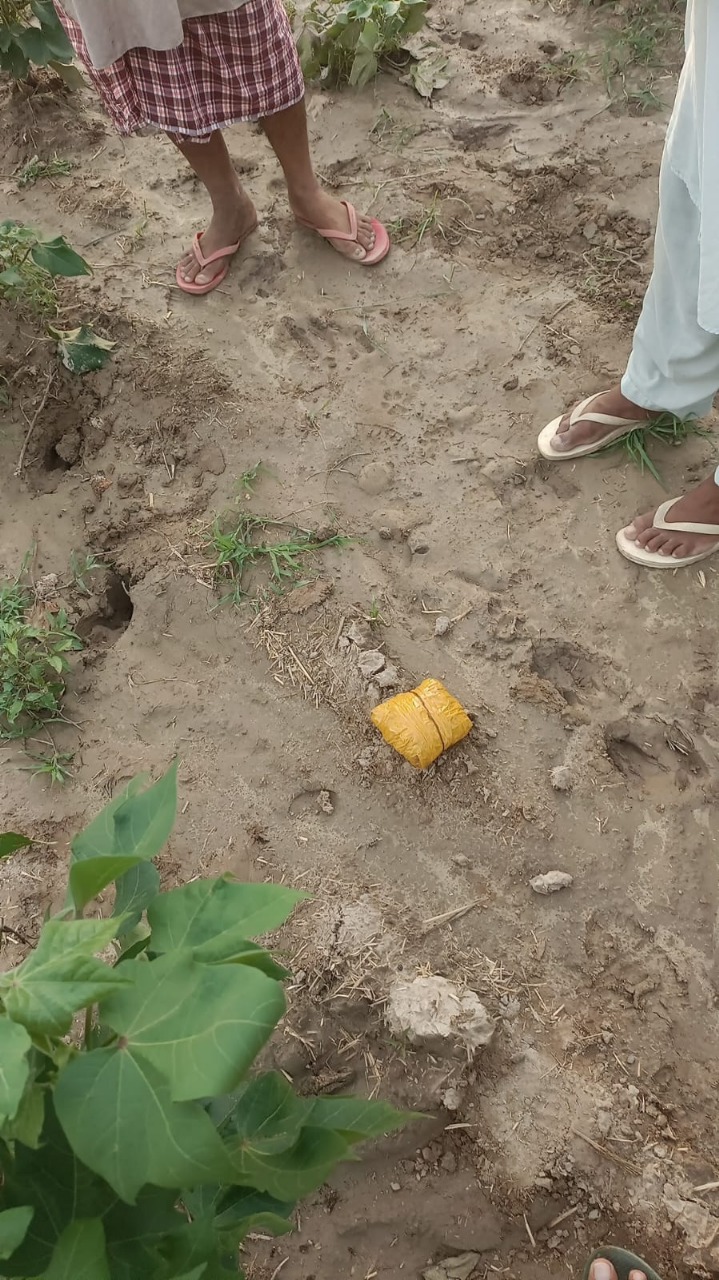 श्रीगंगानगर सीमा पर दिखा संदिग्ध ड्रोन, खेत में मिला हेरोइन से भरा पैकेट