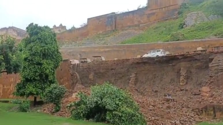 जयपुर आमेर किले में बारिश से गिरी 200 फीट पुरानी दीवार, हाथी सवारी अस्थायी रूप से बंद